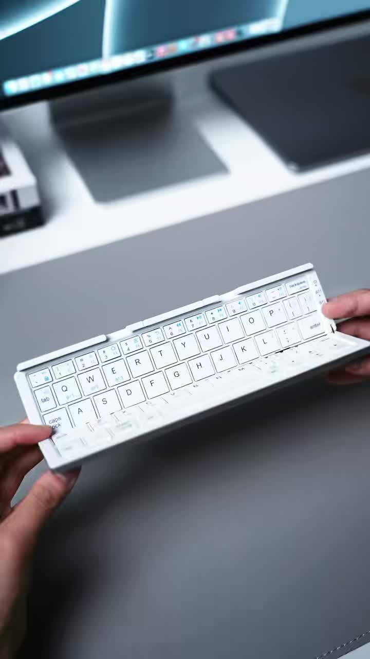 手部开箱展示中的便携折叠键盘